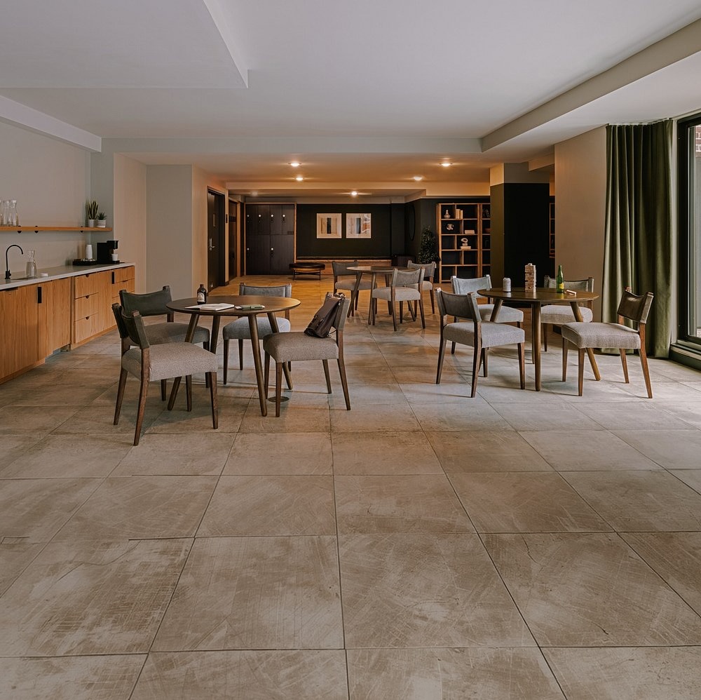 Belvilla District 6 lobby and dining space